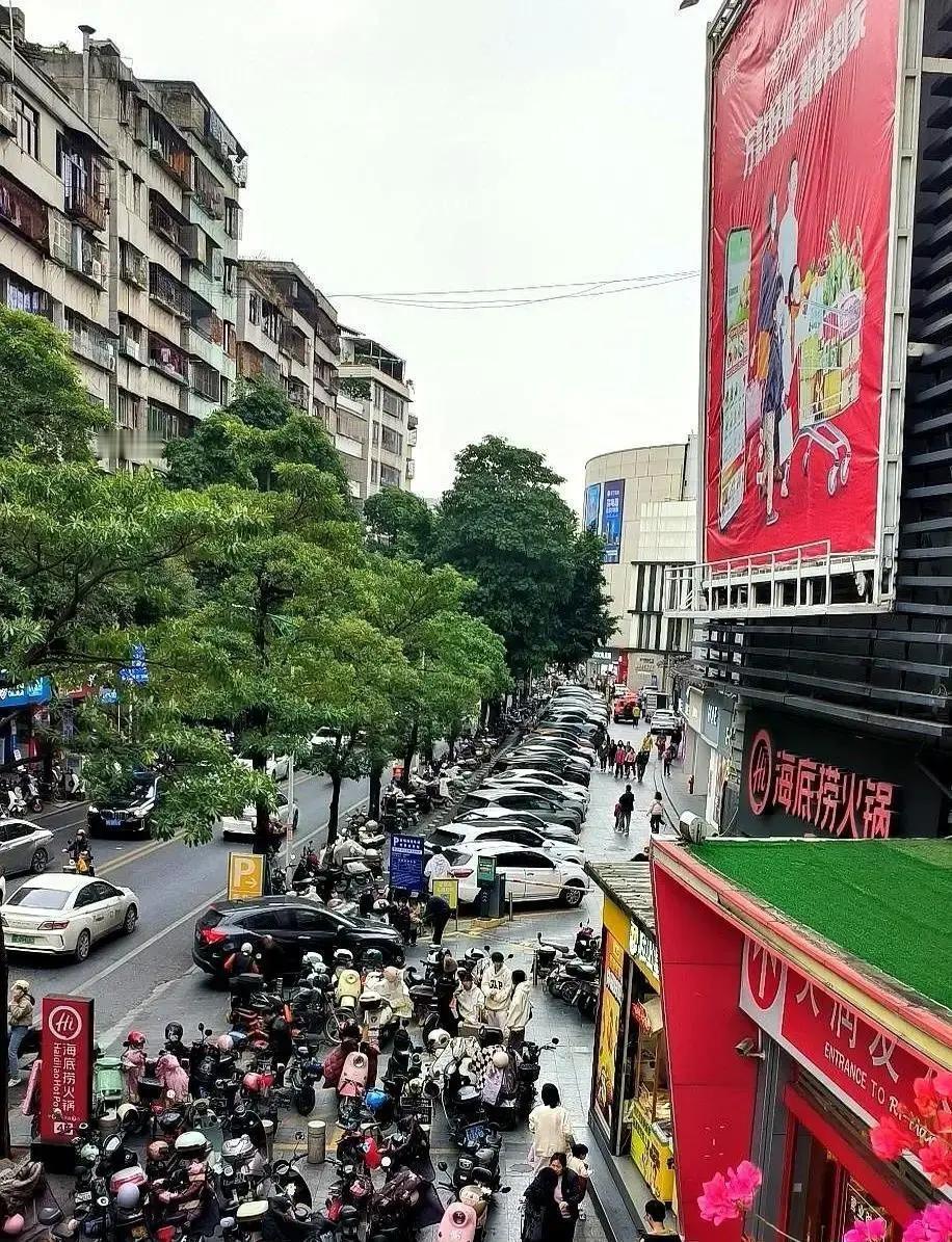 我刷到那条视频的时候，正好在地铁上，差点坐过站。一个姐姐回娘家，推门发现自己住