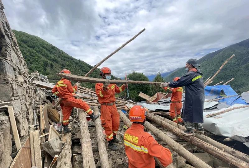 阿坝车辆坠崖事故第3个孩子仍未找到阿坝车辆坠崖事故中，第3个孩子至今仍未被找到