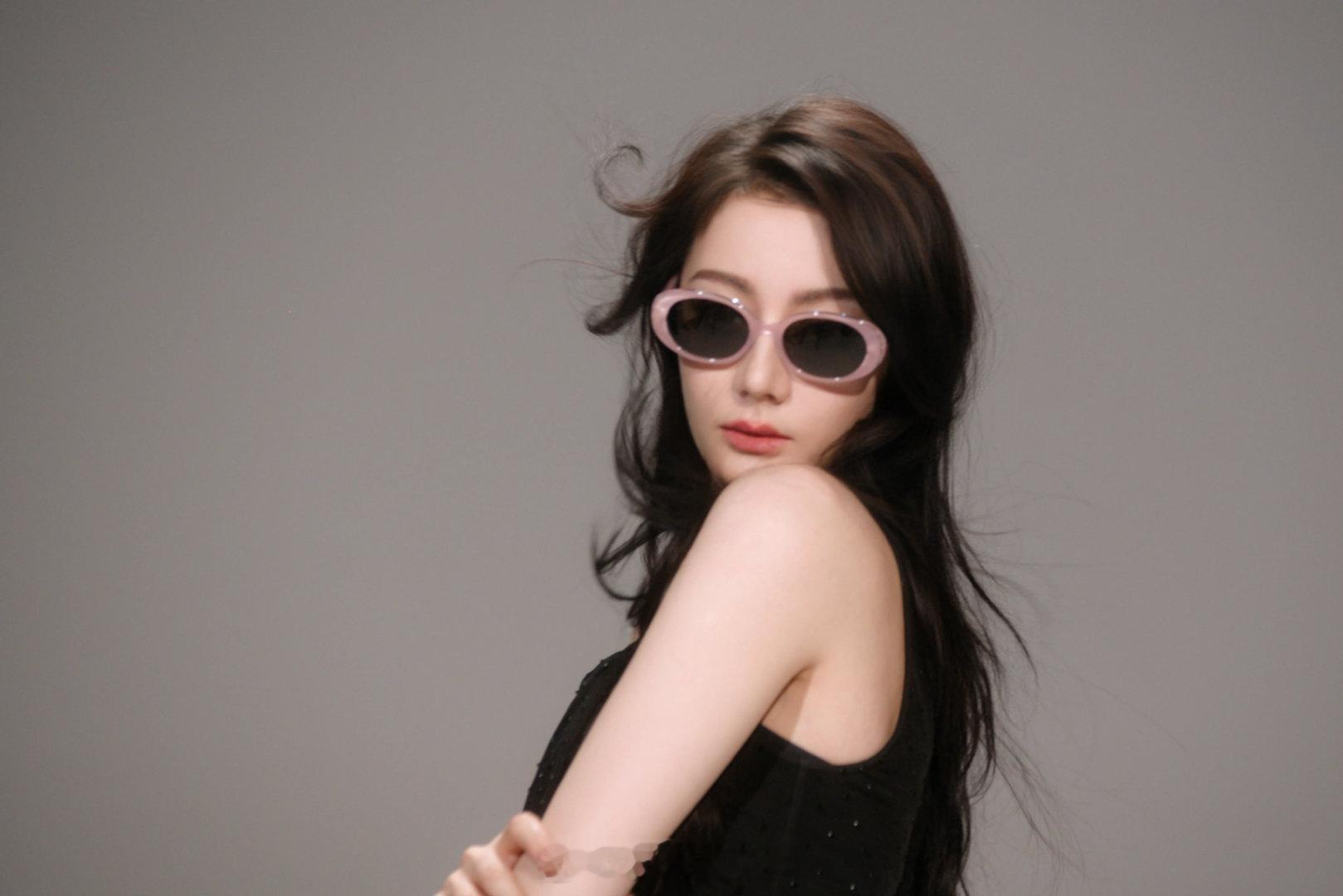 迪丽热巴交出眼镜攻略迪丽热巴这波眼镜杀真的太犯规了！在“慵懒居家”与“赛博朋克