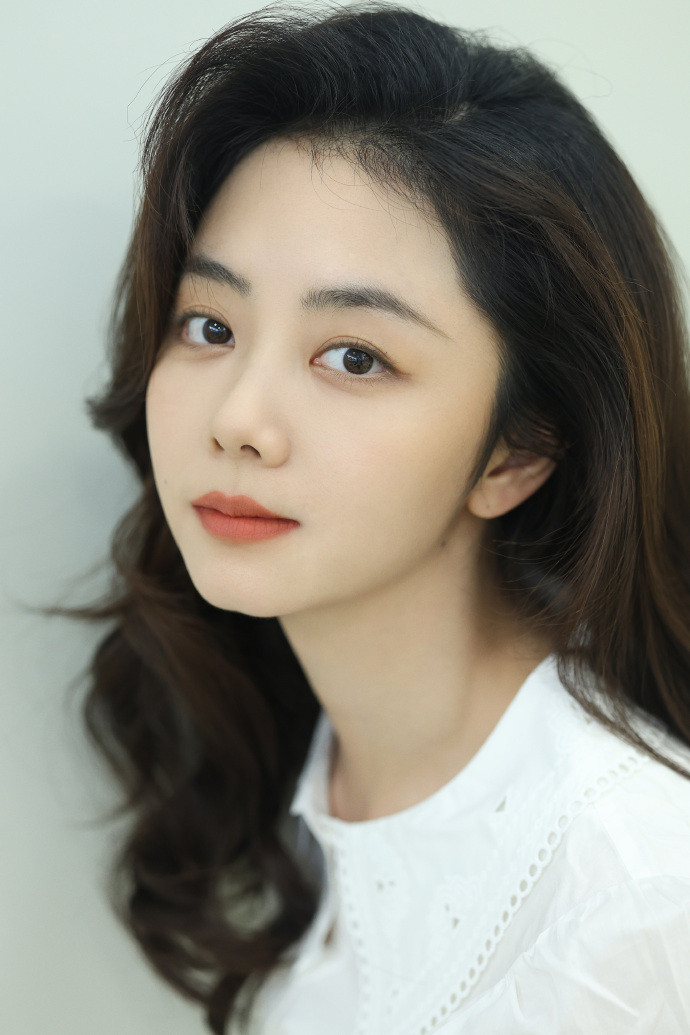 1、谭松韵目前重心还是在影视工作上，下一部剧接触的是年代剧《启燃》。2、侯明昊m