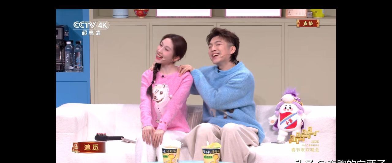 春晚穿搭又来“吓人”了。张小婉那身粉，据说没几个人能驾驭。大家都在猜，这到底