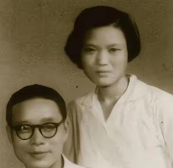 1960年，刚被特赦的沈醉带着女儿沈美娟去看望杜聿明。小姑娘盯着他看了半天，突然