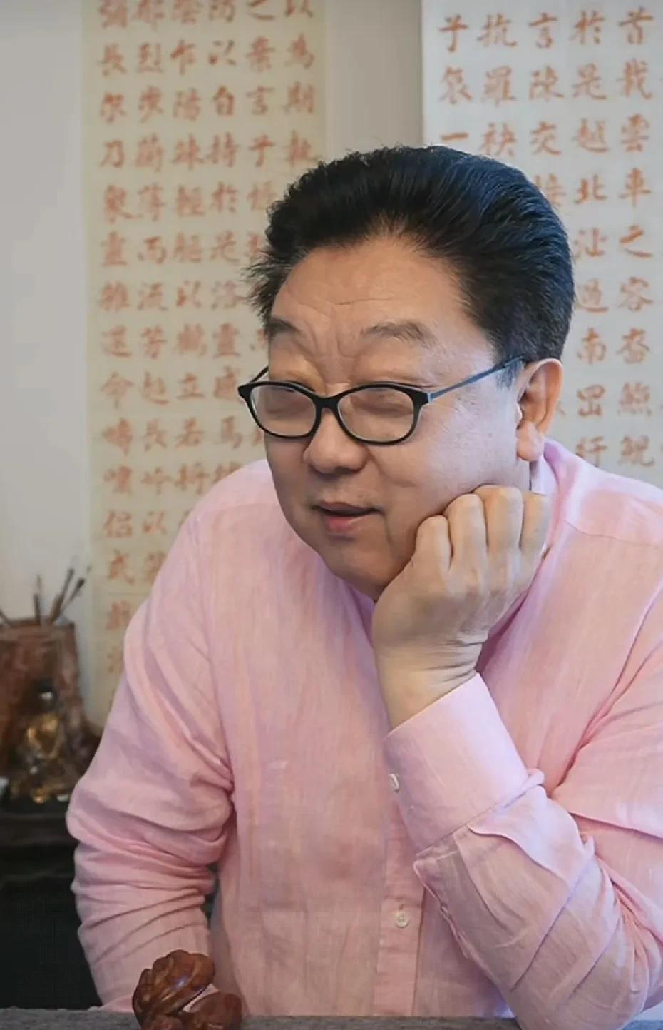 相声演员郑健，是天津人，出生于1961年。1978年，郑健考入天津曲艺团学员班