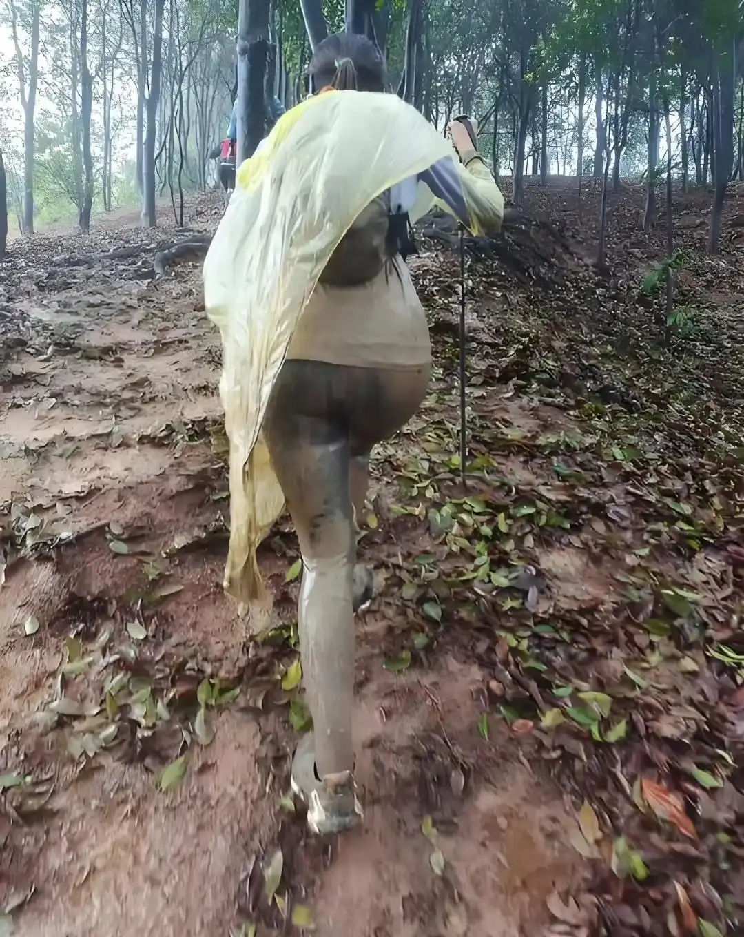 和女同事一起爬山，遇到这种情况该怎么办？