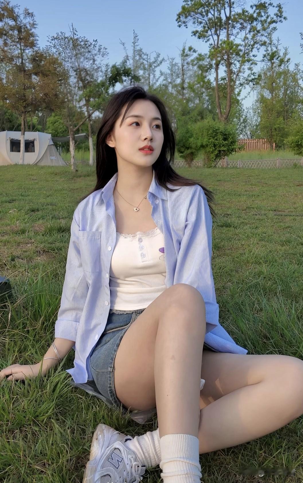 在草地上享受悠闲时光，与大自然亲密接触，简直太惬意了。找片草地，去感受大自然的魅