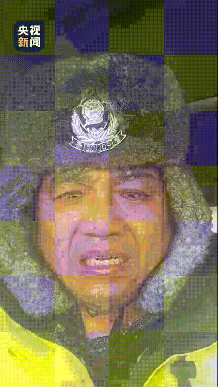 看着满脸的冰碴真的哭死！新疆乌鲁木齐，大风夹杂着暴雪，不少车辆都被困在了路上等着