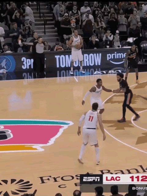 看把泰伦卢气的，都忍不住要冲进场去揍他俩。巴图姆场外发球，发给大洛，大洛一个撞