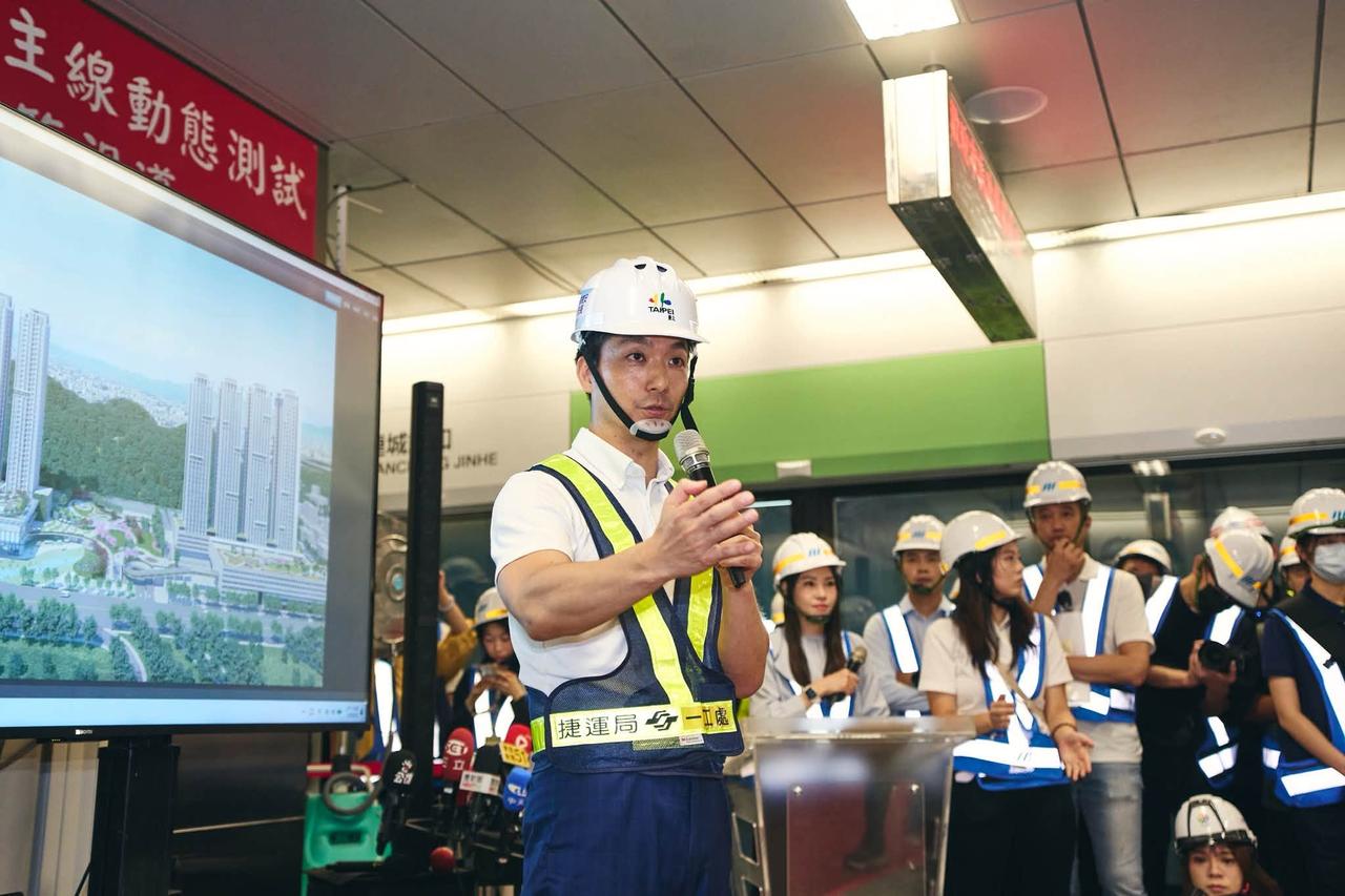这是一道蒋万安必须迈过去的坎，最近又有相关媒体放出了两年前蒋万安堂弟蒋友青接受采