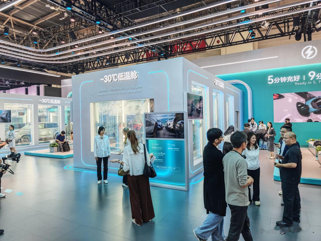 我觉得整个北京车展，​比亚迪展台是最费电的，​两台-30°低温舱嗷嗷的，别家真没
