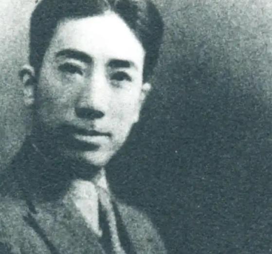 1938年，41岁戴笠借口加班，把秘书余淑衡带进卧房。他递上咖啡：“提提神！”她