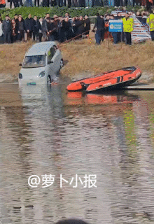 又一起。近期连续发生多起汽车坠水事件，先是江西一幼儿园园长开车坠入池塘，导致自