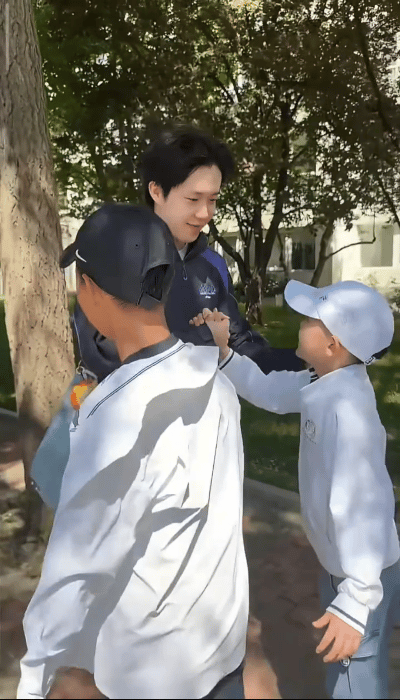 世乒赛出发的时候，海螺和海苔来给楚钦哥哥加油了，楚钦是他们的偶像😁螺螺给打