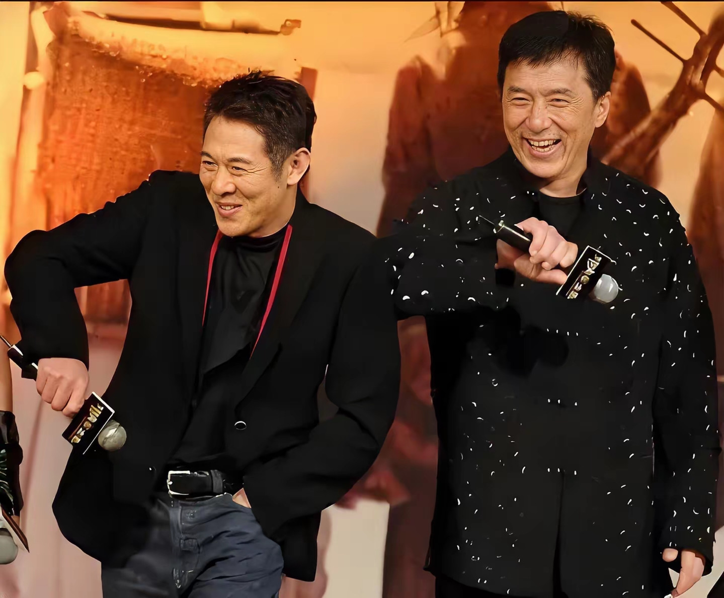 成龙大哥的骨架太大了，和李连杰站在一起对比格外明显：成龙身形更高更壮，骨架舒展，气场宽厚；李连杰则娇