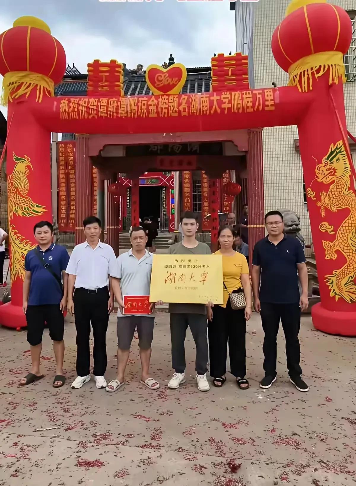 现在升学宴都这么流行了吗？随便考一个大学都要办个升学宴，这是咋回事呀？我站在你的
