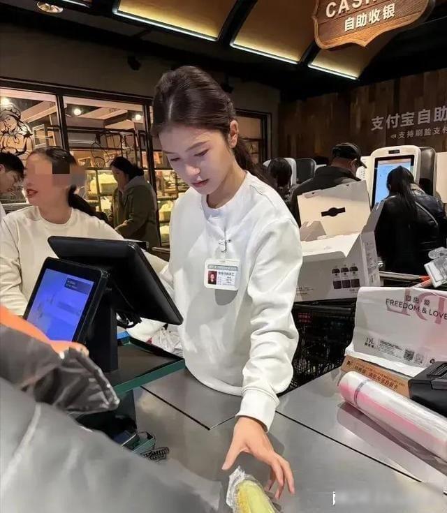 胖东来的“高颜值员工”又火了。视频里，收银员穿着普通工装，动作利索，说话温和。打
