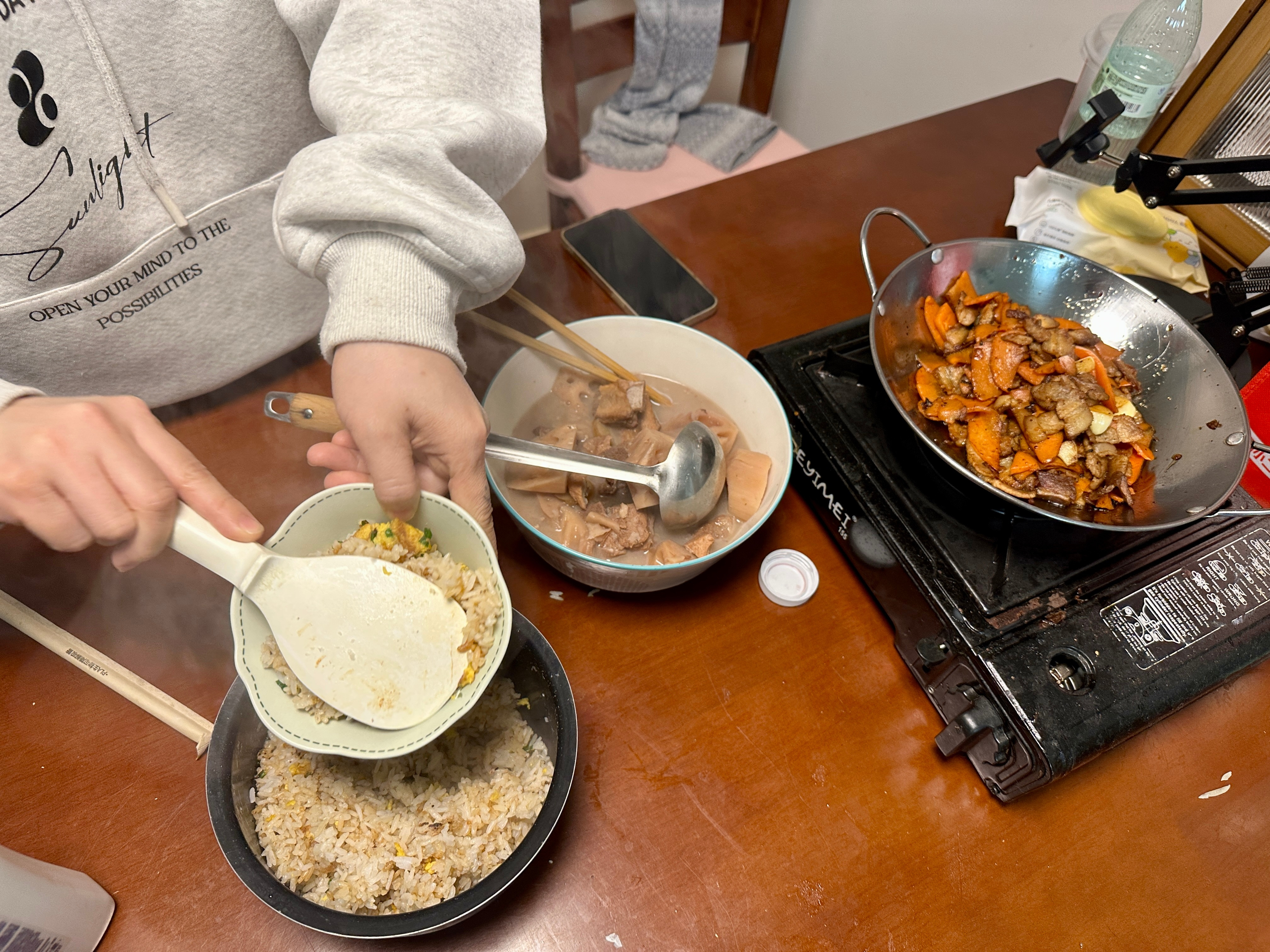 做饭的时候突然脑海里是以前的一个场景。我和甜总，开车去南边玩，夜晚，高速，冷空气