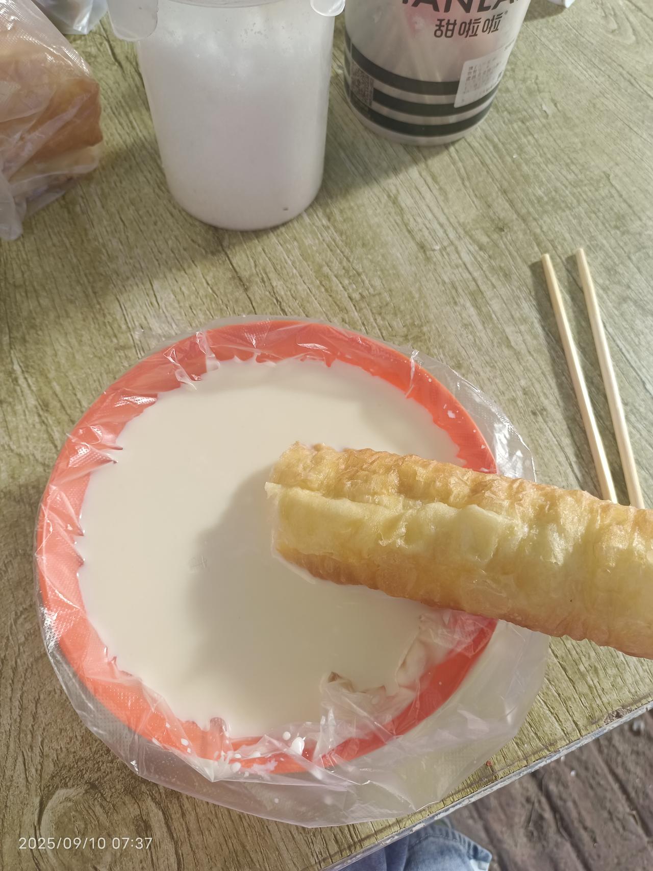 尔滨的消费到底有多实惠，早餐我去早市吃的。一根油条，一碗豆浆，绝对都是现做的，没