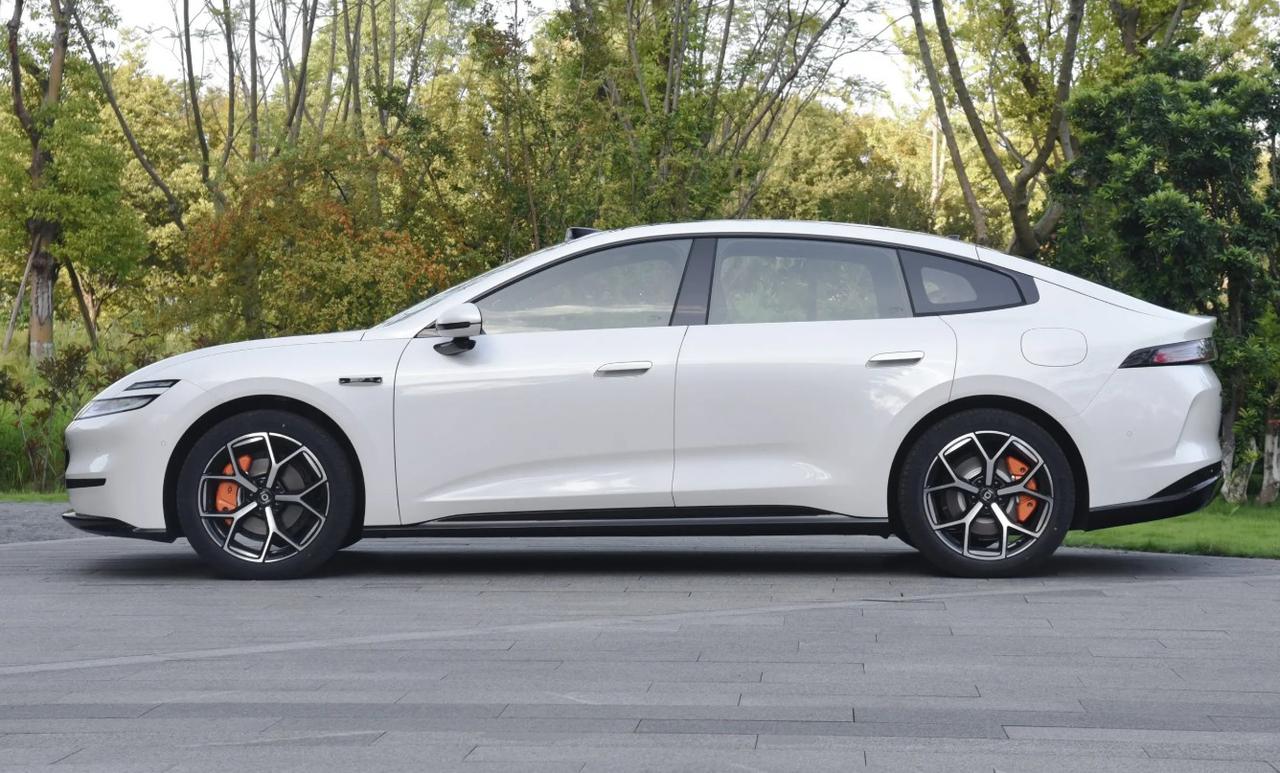 一个品牌拿出一款最漂亮的车，这三款车够不够撑场面？阿维塔12，深蓝L06，启