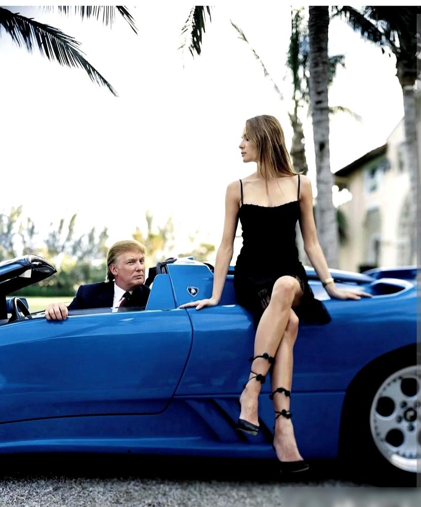 2000年前后，特朗普和梅拉尼娅在海湖庄园拍英国GQ的时尚大片。背景那台亮蓝色兰