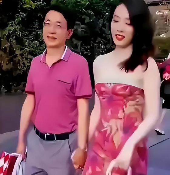 “牵手门”后，董思槿的人生彻底改写。2023年6月，成都太古里街头一段牵手视频炸