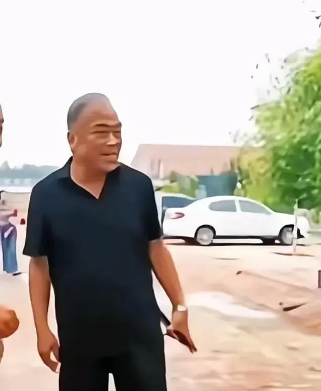 左图姜润泽的亲爹，右图是姜润泽。亲爹是姜润泽母亲李延芬娘家村里的村支书，其实在养