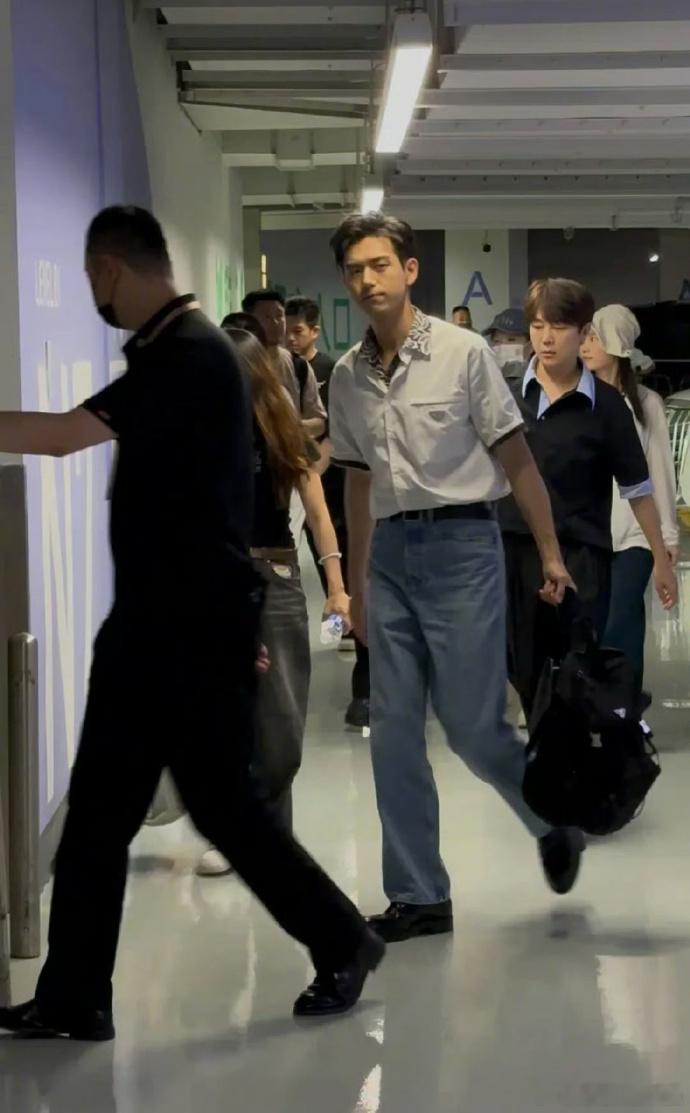 杨紫李现魏哲鸣张雅钦直播锦绣芳华恭喜花财直播局锦绣芳华这波太会了！杨紫李现魏哲