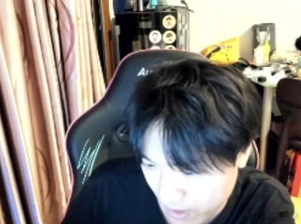 Sylar：哥们职业履历应该还行吧，挂在场上不会丢人吧。你们老是调侃黄金联赛冠军