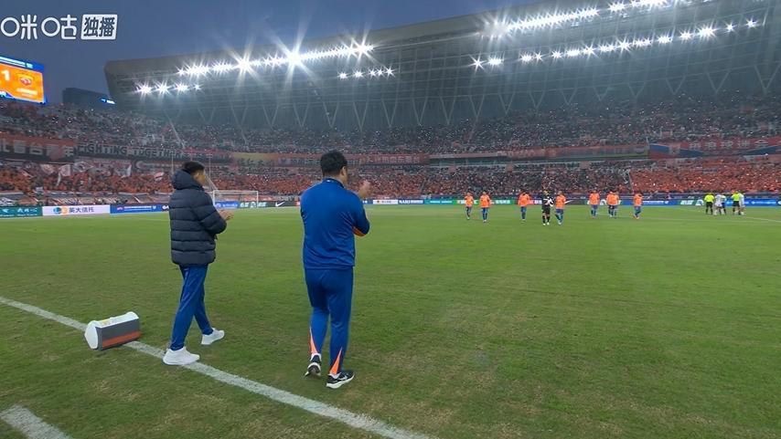 山东泰山3:1完胜上海海港！谈谈几点看法！1、没有国内裁判的帮忙，海港的实力