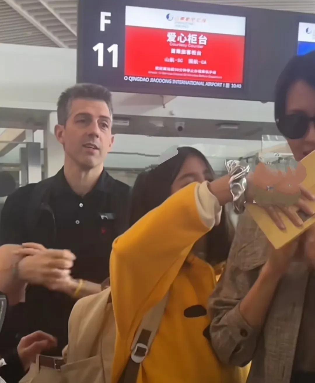 梁咏琪老公太帅气了，女儿也漂亮，一家人在机场被网友偶遇，49岁梁咏琪还是那样高挑