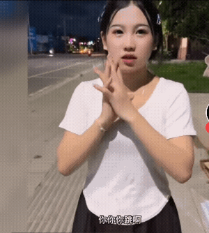小姑娘饿了没钱吃饭，不想直接要钱，与路人协商用舞蹈换钱10元钱，跳的很认真也很坦