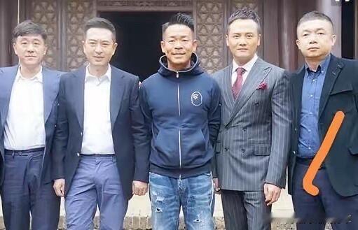 问了身边的朋友，大部分人只认出了左边的三个，右边的这两位都是叫不出名字，默默无闻