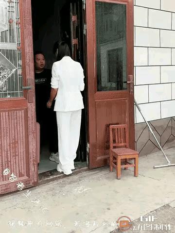 夫妻俩因为家里琐事吵架，丈夫一气之下，要让妻子拖着行李箱回娘家。妻子刚走出家门，