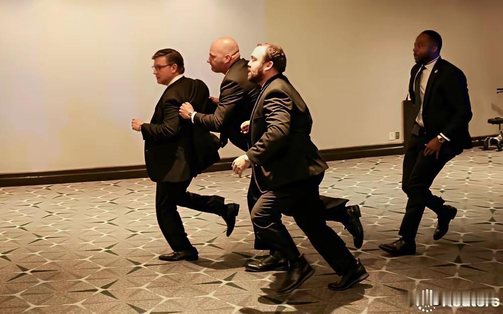 看看吧！白宫这群政客，在欺负弱国的时候，耀武扬威，横行霸道，剑拔弩张。然而，