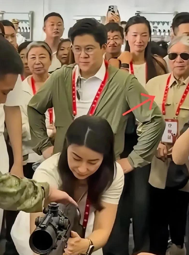 霍震霆脸上那个自豪啊，藏都藏不住。根本藏不住，不仅藏不住，都快溢出屏幕了。在