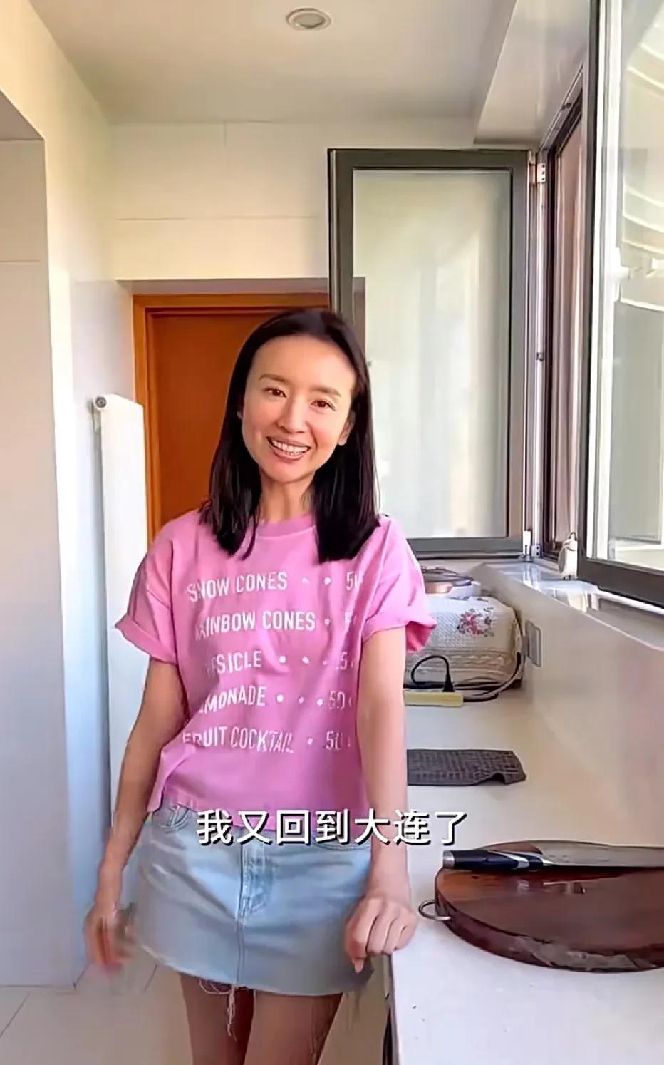 董洁老师回到大连，在菜市场偶然碰见她，她正在挑选虾爬子和各类蔬菜呢。果真是个会做