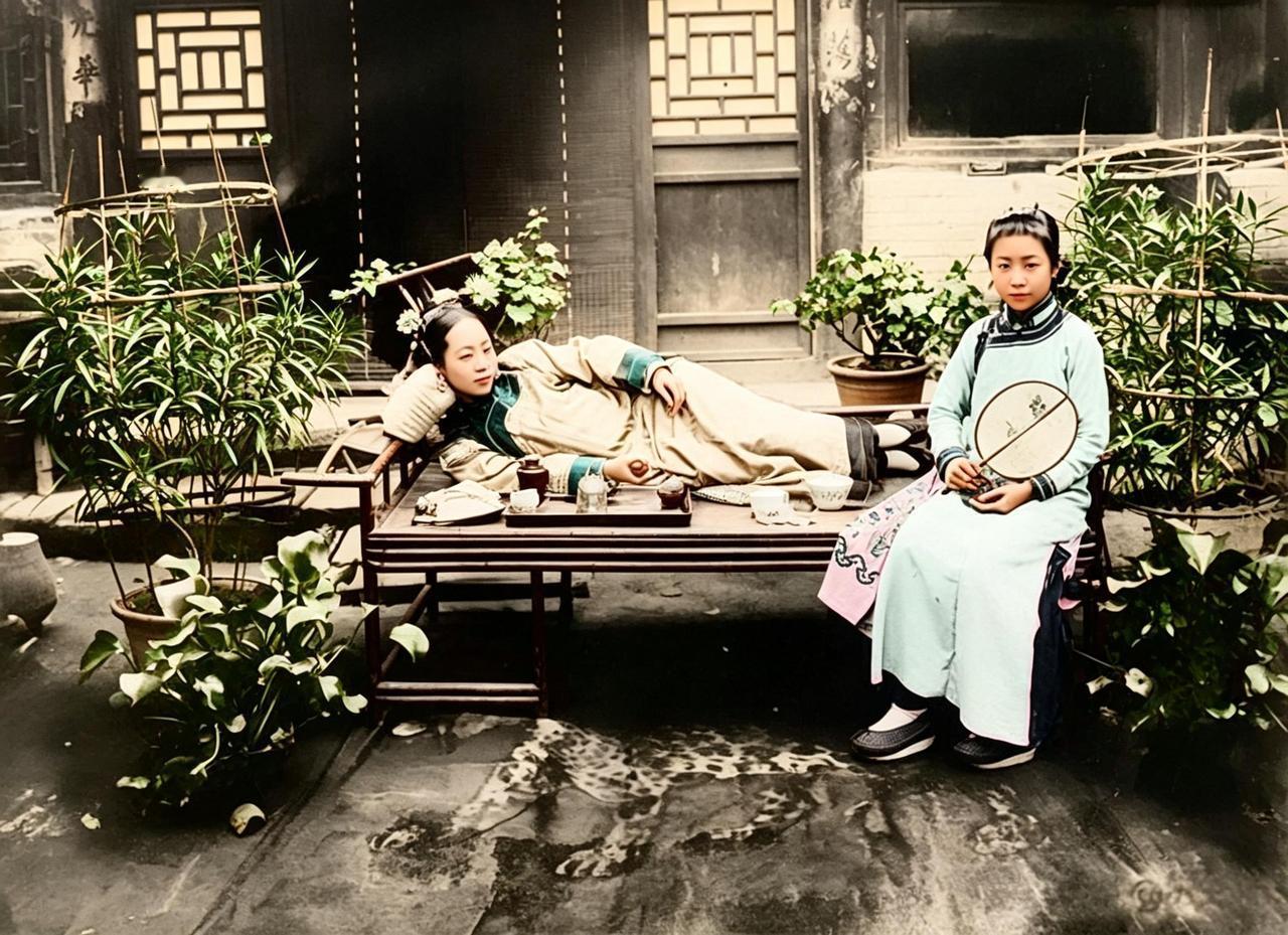 一八九六年的北京夏天，一位旗人女子斜斜靠在一张竹榻上，足蹬花盆底，头顶大拉翅，身
