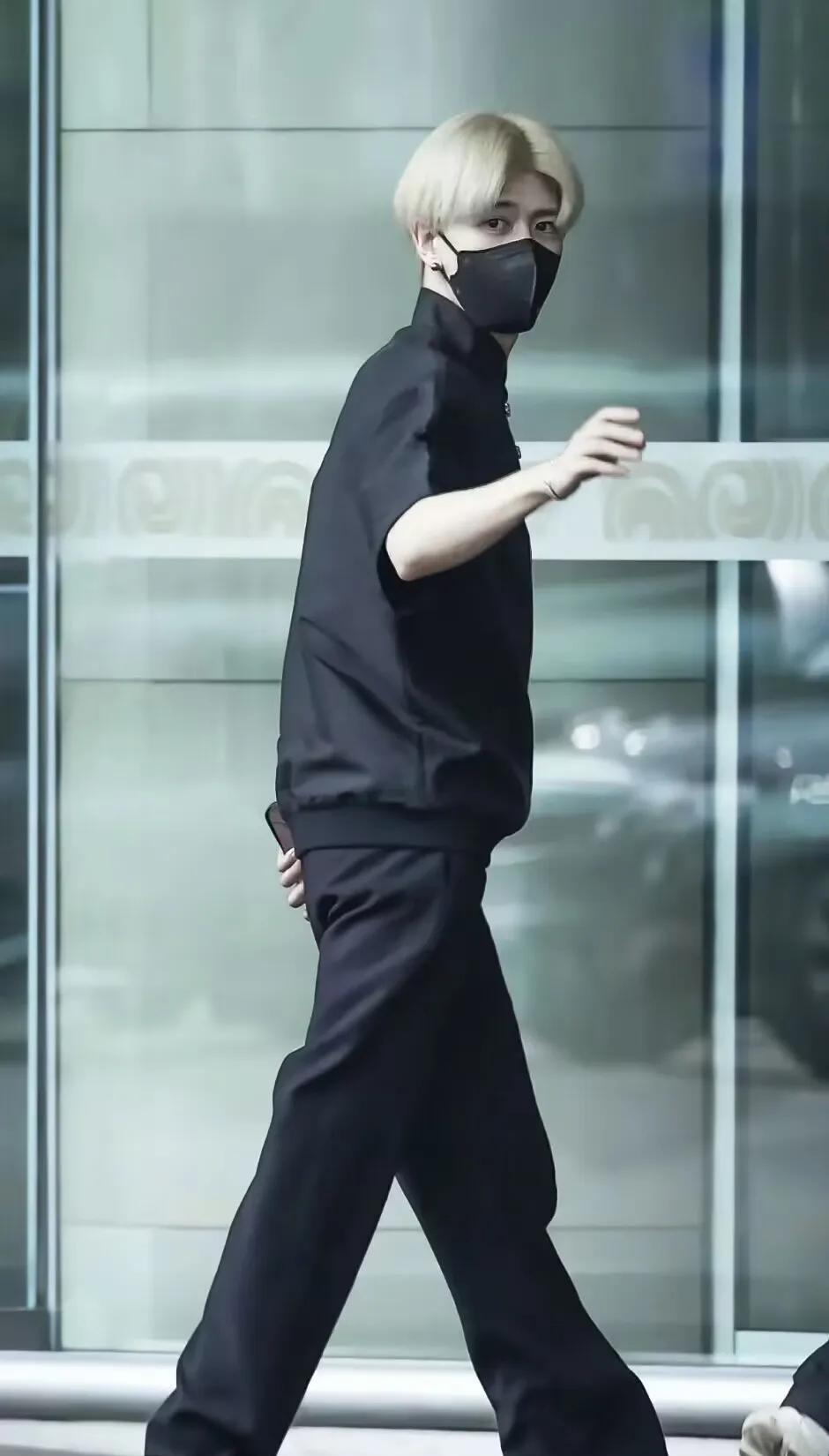 任嘉伦真是奇怪明明已经36岁了看到他染的金色头发，我还以为他是哪个idol呢
