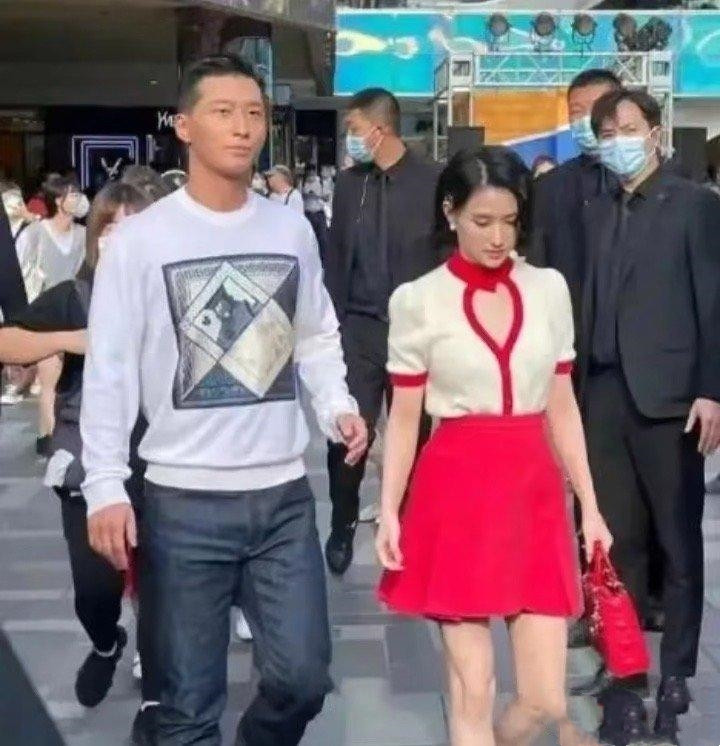 窦骁怎么越来越难看啦？！真是有钱呐，逛个街都带保镖，这阵仗也没谁了。
