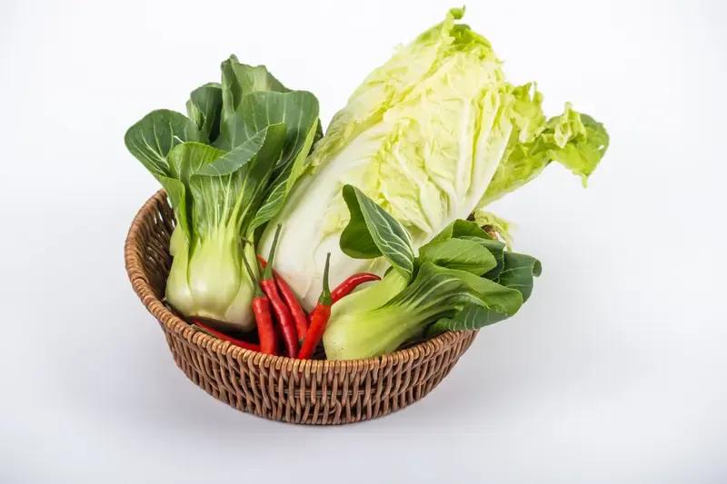我来揭露一个关于买菜的行业内幕。在购买蔬菜时，切莫因看到老爷爷老奶奶摆摊，心生怜