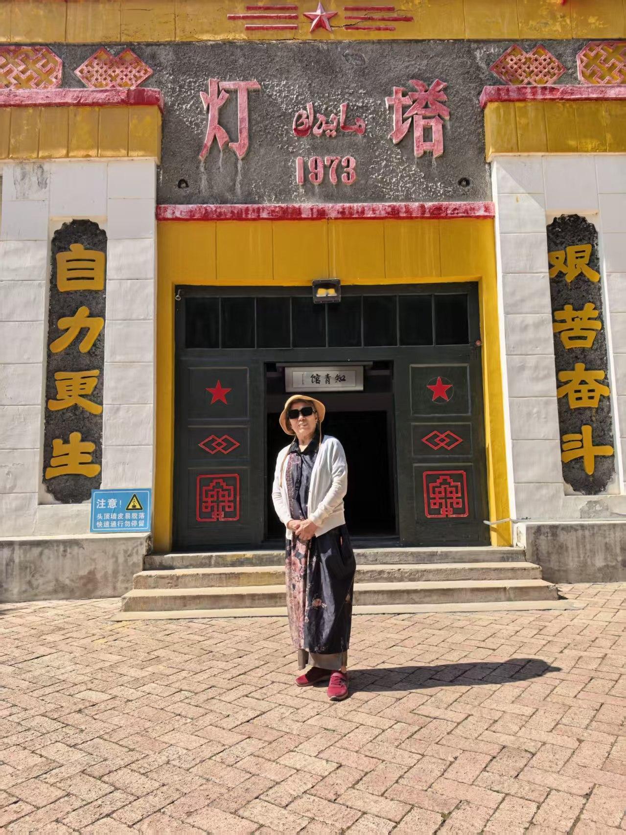 81岁的四川合江老知青田怀玉在新疆旅游看到了知青纪念馆非常兴奋2