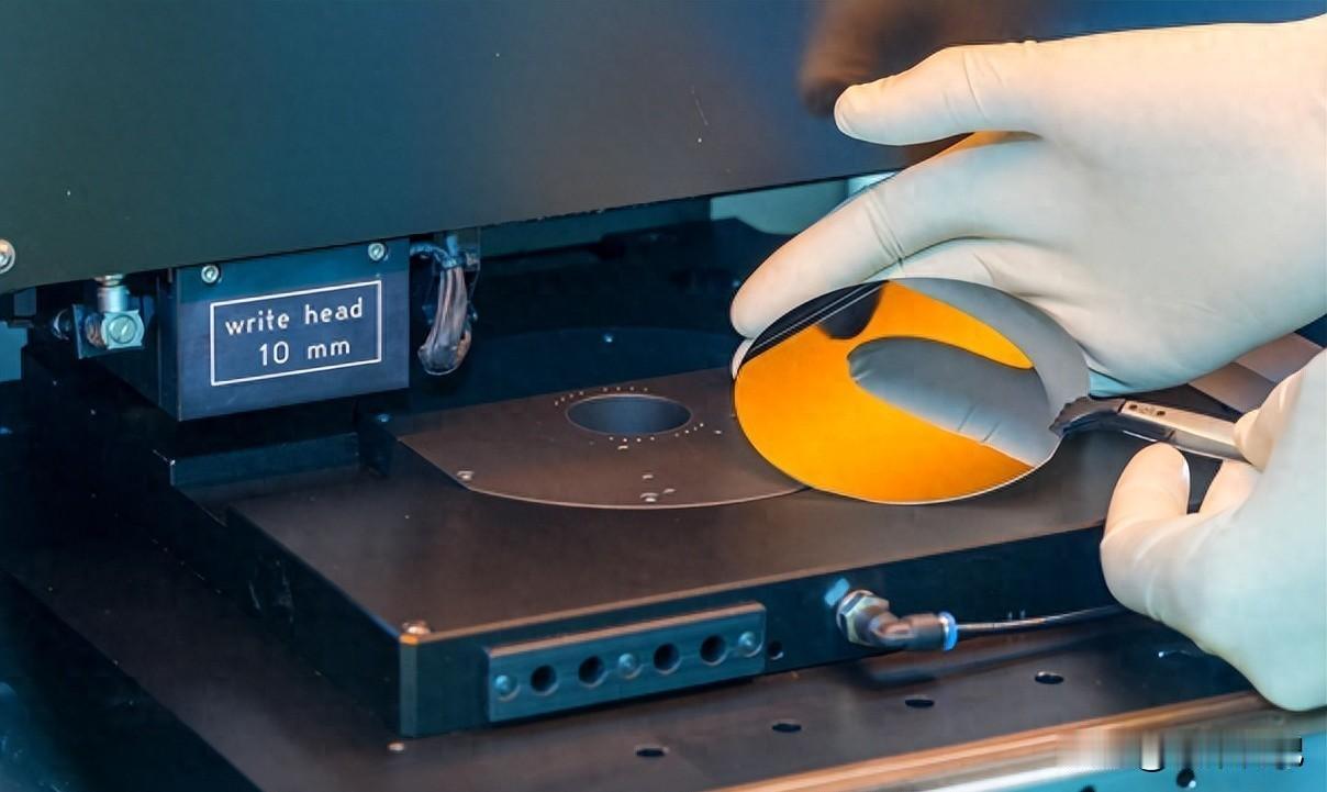 中国自研光刻机，真需要谁批准？前几天刷到个奇怪问题，说中国研发DUV光刻机怎