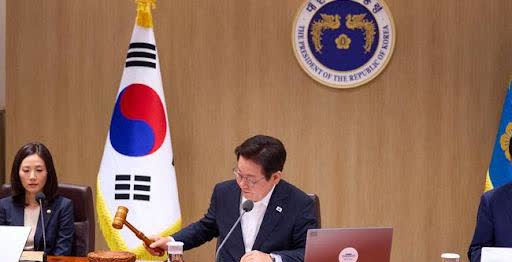 韩国一次性特赦83万人！质疑声紧接着就来了。据韩国媒体报道，11日下午，韩国总统