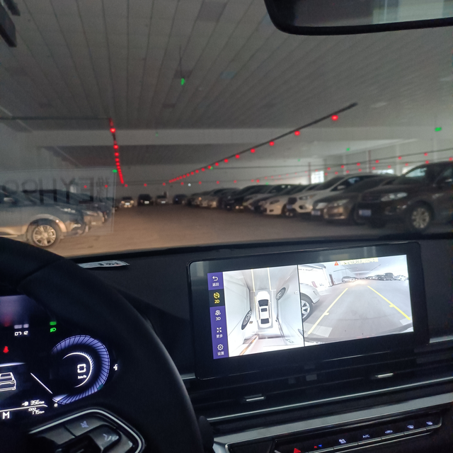 手动挡上山开着四代手动帝豪上山，在山路上换挡的感觉超有趣的哦，就是低速转向的