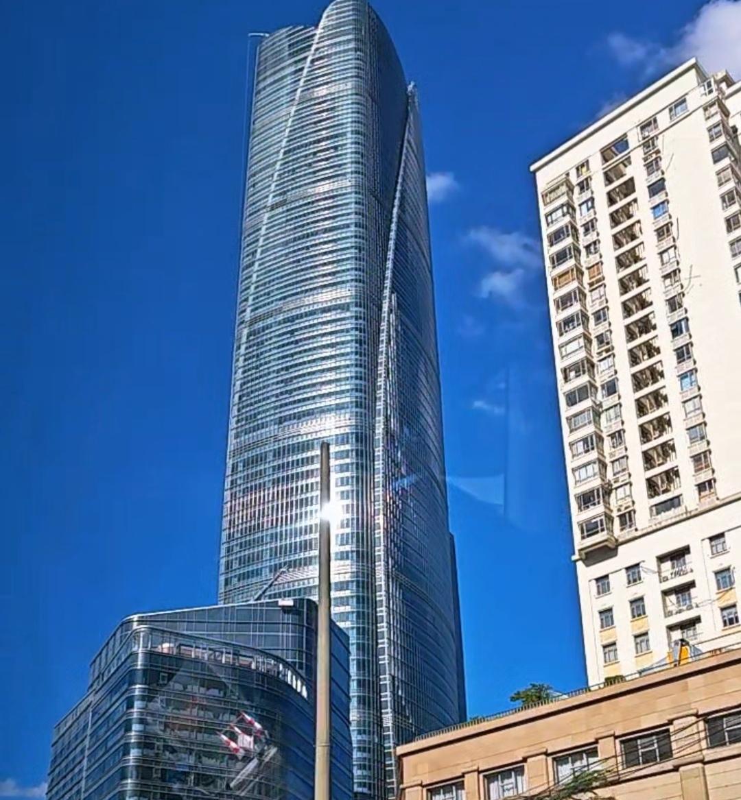 上海浦西第一摩天高楼，徐家汇中心大厦，主塔楼高度370米，在上海摩天高楼群体中，