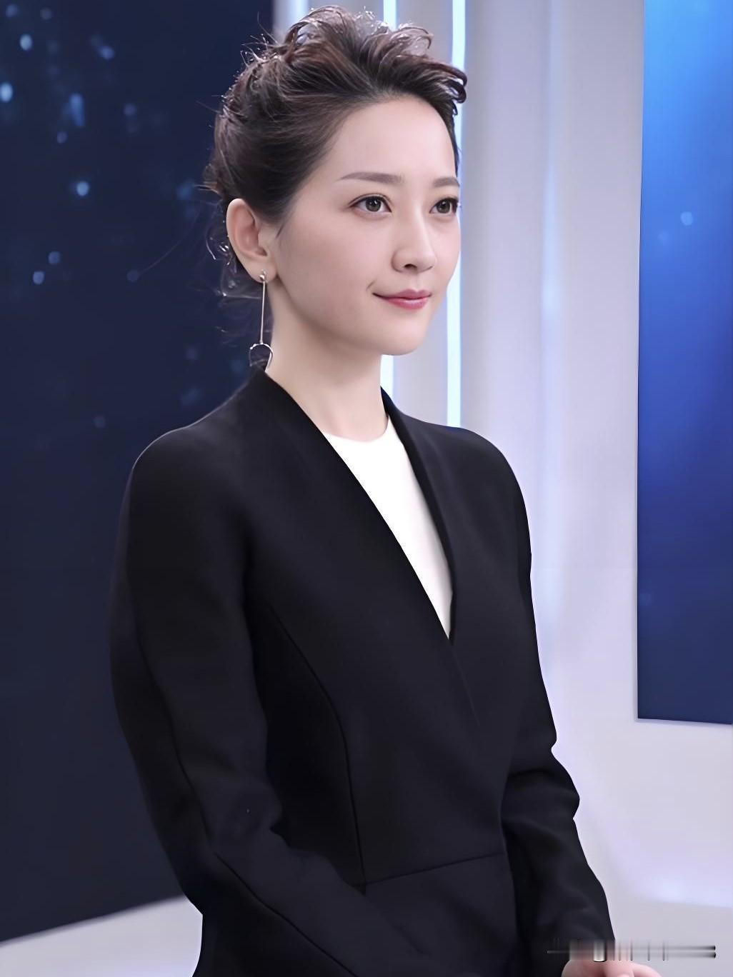 谢颖颖，央视财经频道当家花旦，知性优雅、台风稳健，以专业解读与温暖笑容传递经济脉