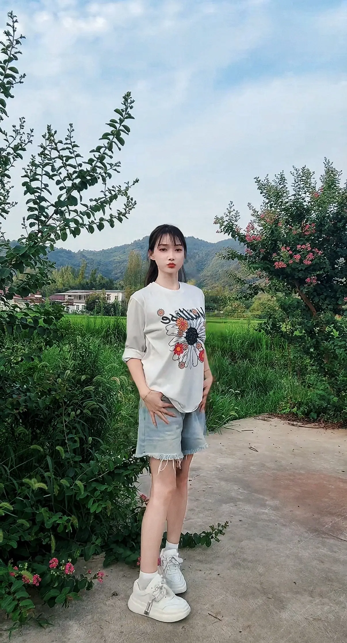 口女子回村啦哈哈 村里的狗都赶紧拴起来哈 敢对我呲牙上去就是一脚😼😼