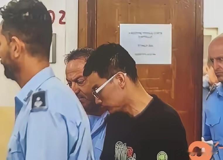 徐泽伟到了美国，门在身后锁死了。这不是什么突发意外，是他自己选的。他走之前算过