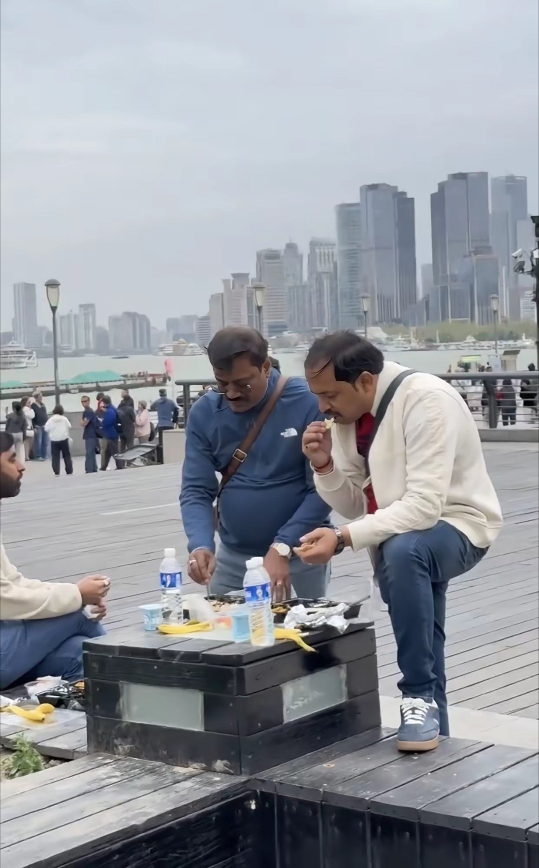 印度人来中国上海旅游，欣赏上海外滩风景，也成为了别人“独特”的风景！