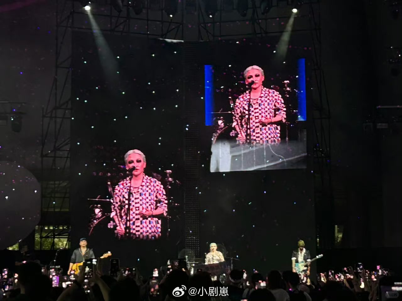 被范晓萱身上的自由感震撼到了被范晓萱的自由感惊到！多年来她现场超绝，舞台把控自如