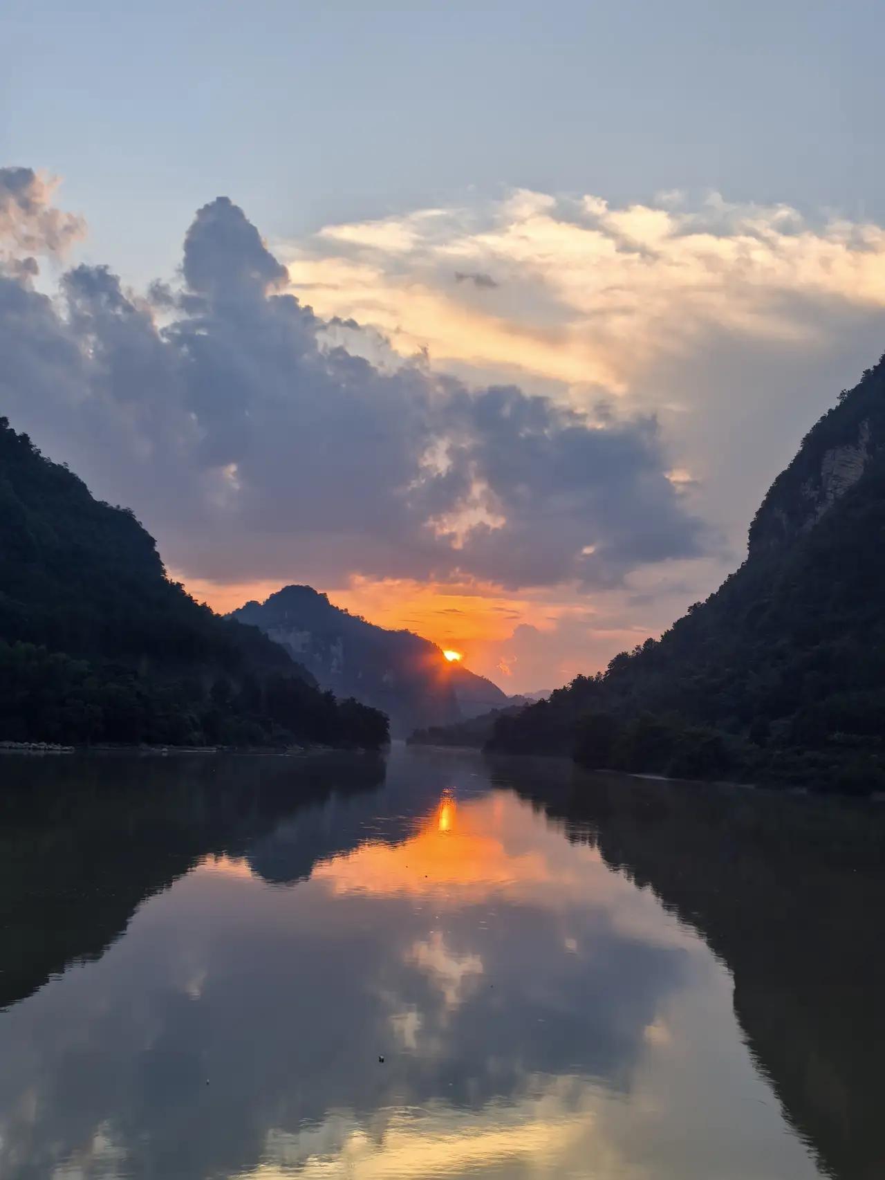 返程那天，爷爷和孙女把高铁站哭成了大型“情绪现场”1️⃣镜头回放：2